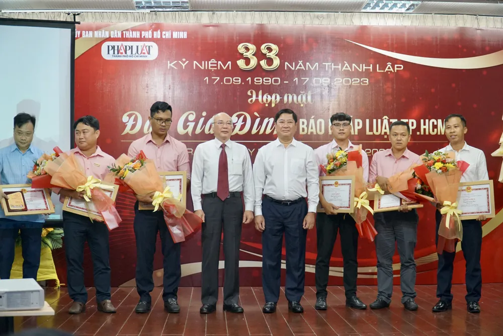 Trưởng ban Tuyên giáo Thành uỷ TP.HCM Phan Nguyễn Như Khuê (thứ 4 từ trái qua) cùng Chủ tịch UBND tỉnh Ninh Thuận Trần Quốc Nam (đứng kế ông Khuê) cùng trao hoa, kỉ niệm chương cho sáu ứng viên Cây bút xuất sắc. Ảnh: MINH HOÀNG cay-but-xuat-sac-2023 (2).jpg