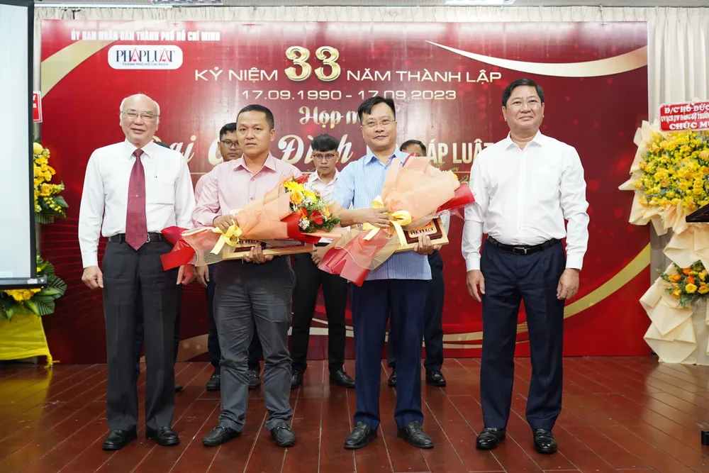 Hai Cây bút xuất sắc năm 2023 là Phóng viên Võ Tùng và Trần Đại Thanh. Ảnh: MINH HOÀNG Cay-but-xuat-sac-2023.JPG