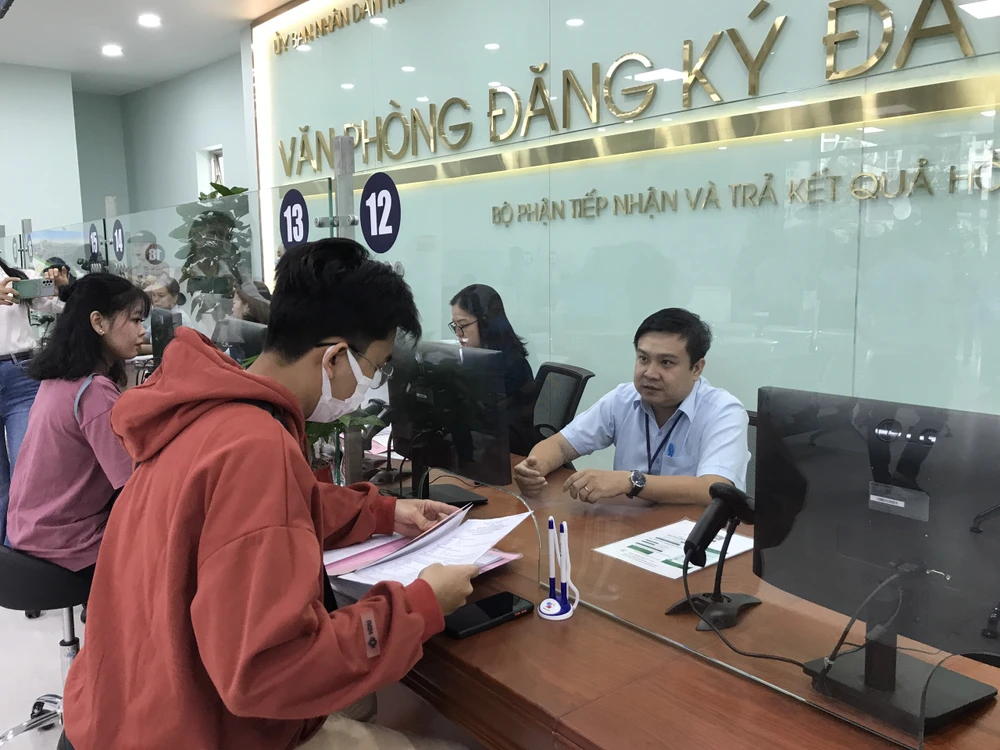 Cán bộ văn phòng đăng kí đất đai TP Thủ Đức giải quyết hồ sơ cho dân. Ảnh: THANH TUYỀN plo-VPDKDD-thu-duc.jpg