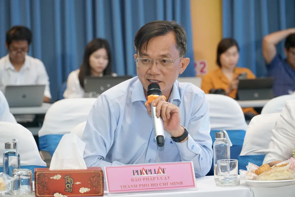 Phó Tổng biên tập Thường trực báo Pháp Luật TP.HCM Nguyễn Đức Hiển góp ý cho công tác truyền thông về các giải thưởng sáng tạo của TP.HCM. Ảnh: BẢO PHƯƠNG khoi-thi-dua-5-8