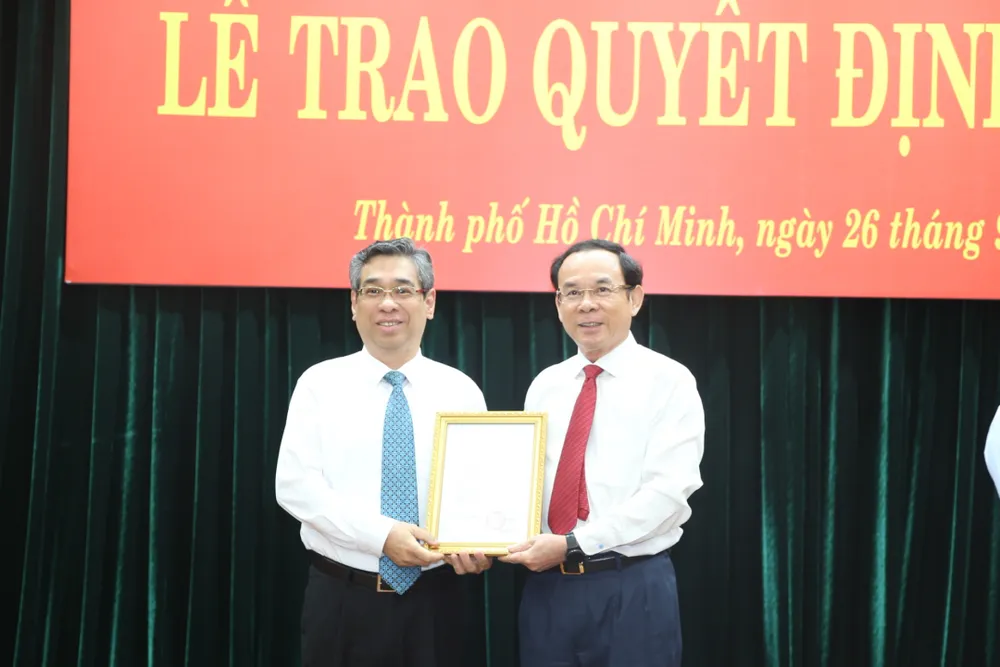 Bí thư Thành uỷ TP.HCM Nguyễn Văn Nên đã trao quyết định cho ông Nguyễn Phước Lộc. Ảnh: THANH THUỲ nhan-sư-pho-bi-thu-thanh-uy-tphcm-nguyen-phuoc-loc.jpg