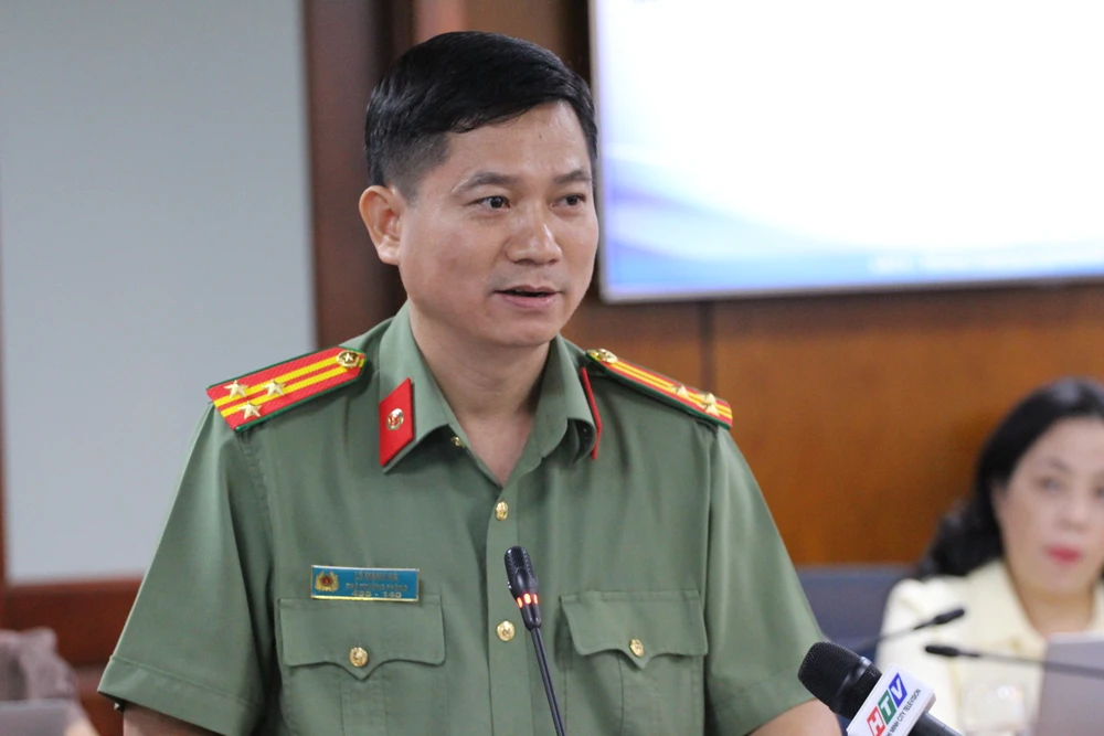 Thượng tá Lê Mạnh Hà, Phó trưởng phòng tham mưu Công an TP.HCM thông tin tại họp báo chiều 28-9. Ảnh: THÀNH NHÂN plo- Thượng tá Lê Mạnh Hà, Phó Trưởng Phòng Tham mưu, Công an TP canh bao nguy cơ chay no (3).JPG
