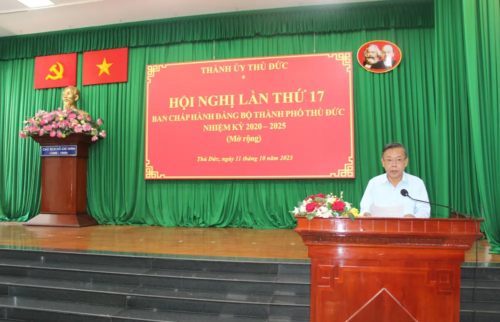 Bí thư Thành uỷ TP Thủ Đức Nguyễn Hữu Hiệp yêu cầu cần tiếp tục đề xuất cơ cấu số lượng cán bộ, công chức, người hoạt động không chuyên trách tại các phường. Ảnh: THANH THUỲ tp-thu-duc-tap-trung-cho-NQ98.jpg