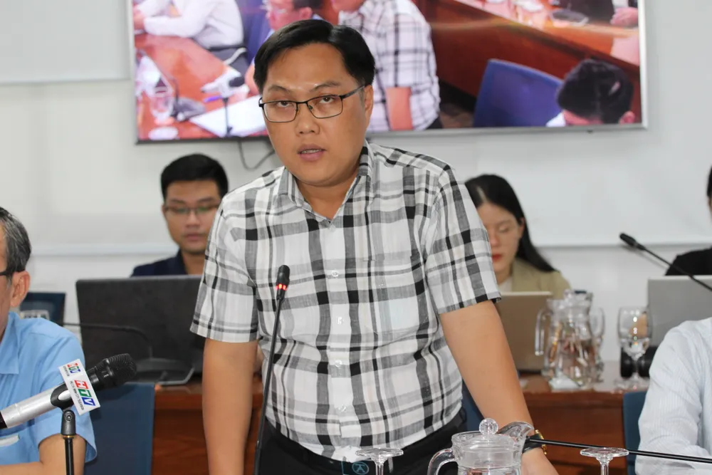 Chánh Thanh tra Sở TN&MT TP.HCM cho biết ở hai quận còn tồn đọng hàng trăm hồ sơ cấp sổ đỏ cho dân