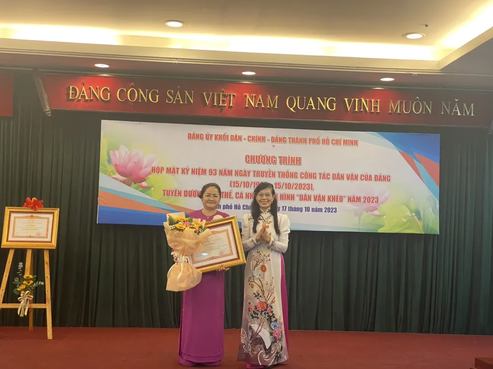Phó Bí thư thường trực Đảng ủy Khối Nguyễn Thị Kim Dung trao tặng bằng khen của Thủ tướng Chính phủ cho bà Trần Thị Kim Thà. Ảnh: THANH THUỲ bang-khen-thu-tuong-ca-nhan-dan-van-kheo-TPHCM.jpg