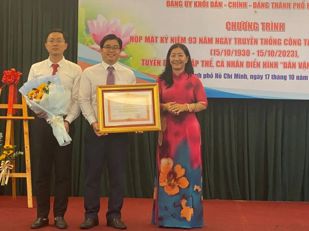 Phó Trưởng ban thường trực Ban Dân vận Thành ủy TP.HCM Nguyễn Thị Bạch Mai thay mặt, trao tặng Bằng khen của Thủ tướng Chính phủ cho đại diện tập thể Ban Dân vận Đảng ủy Khối. Ảnh: THANH THUỲ Ban Dân vận Đảng ủy Khối đón nhận bằng khen của Thủ tướng Chính phủ