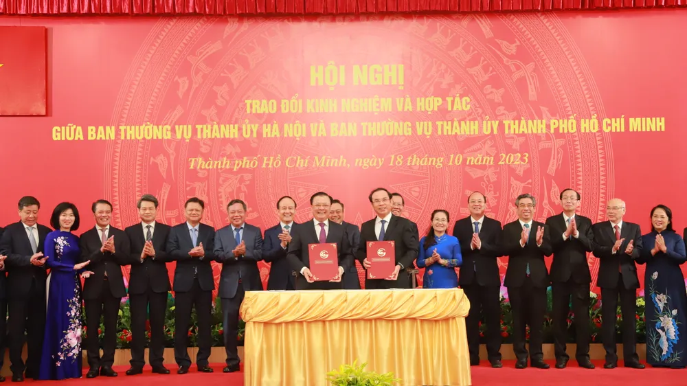Bí thư Thành uỷ TP.HCM Nguyễn Văn Nên và Bí thư TP Hà Nội Đinh Tiến Dũng cùng ký kết bản ghi nhớ. Ảnh: THANH THUỲ TP.HCM và Hà Nội hợp tác phát triển trên nhiều lĩnh vực