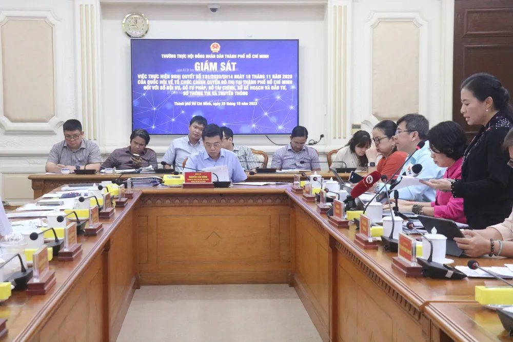 Phó Chủ tịch HĐND TP.HCM Nguyễn Văn Dũng chủ trì buổi giám sát. Ảnh: THANH THUỲ a2846acabf25687b3134.jpg