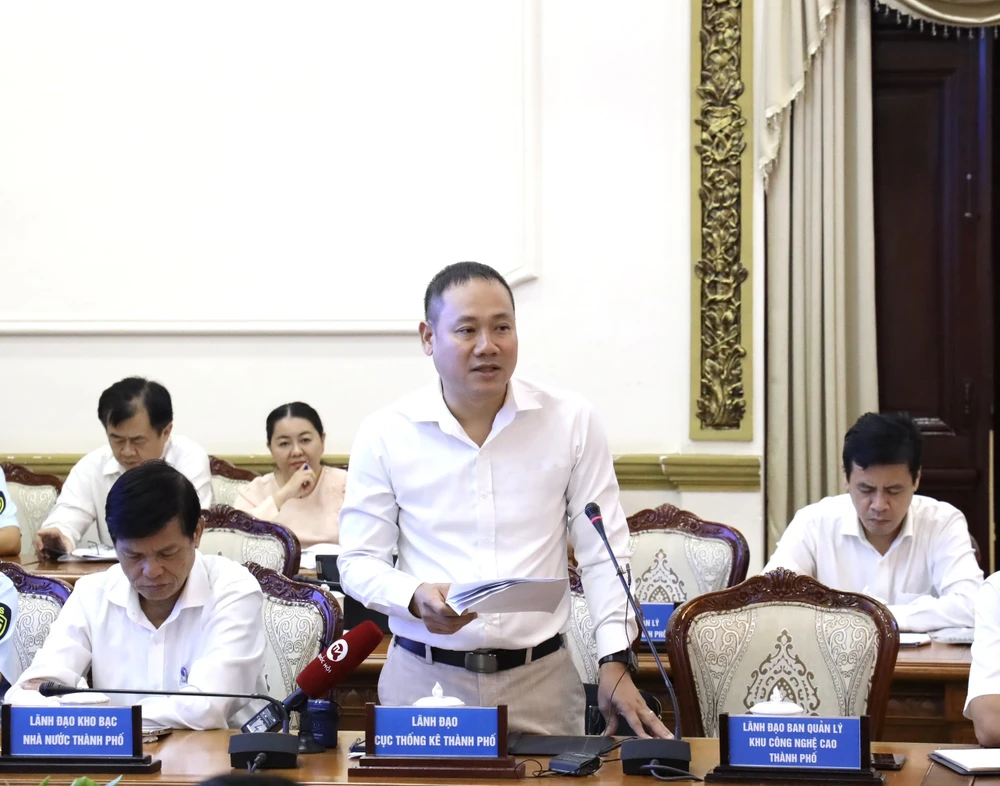 Cục trưởng Cục Thống kê phân tích các chỉ số phát triển kinh tế TP. Ảnh: TTBC kinh tế- tphcm-2.jpg