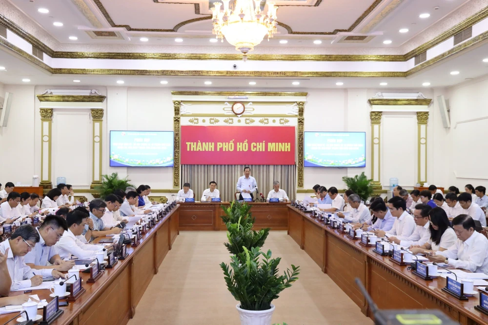 Chủ tịch UBND TP.HCM Phan Văn Mãi chủ trì cuộc họp. Ảnh: TTBC kinh tế-tphcm.jpg