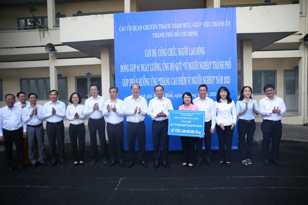 Bí thư Thành uỷ TP.HCM Nguyễn Văn Nên cùng các Phó Bí thư, lãnh đạo các ban thuộc Thành uỷ TP cùng trao biểu trưng ủng hộ cho Chủ tịch Uỷ ban MTTQ Việt Nam Trần Kim Yến. Ảnh: THANH THUỲ thanh-uy-tphcm-quyen-gop-vi-nguoi-ngheo (2).jpg