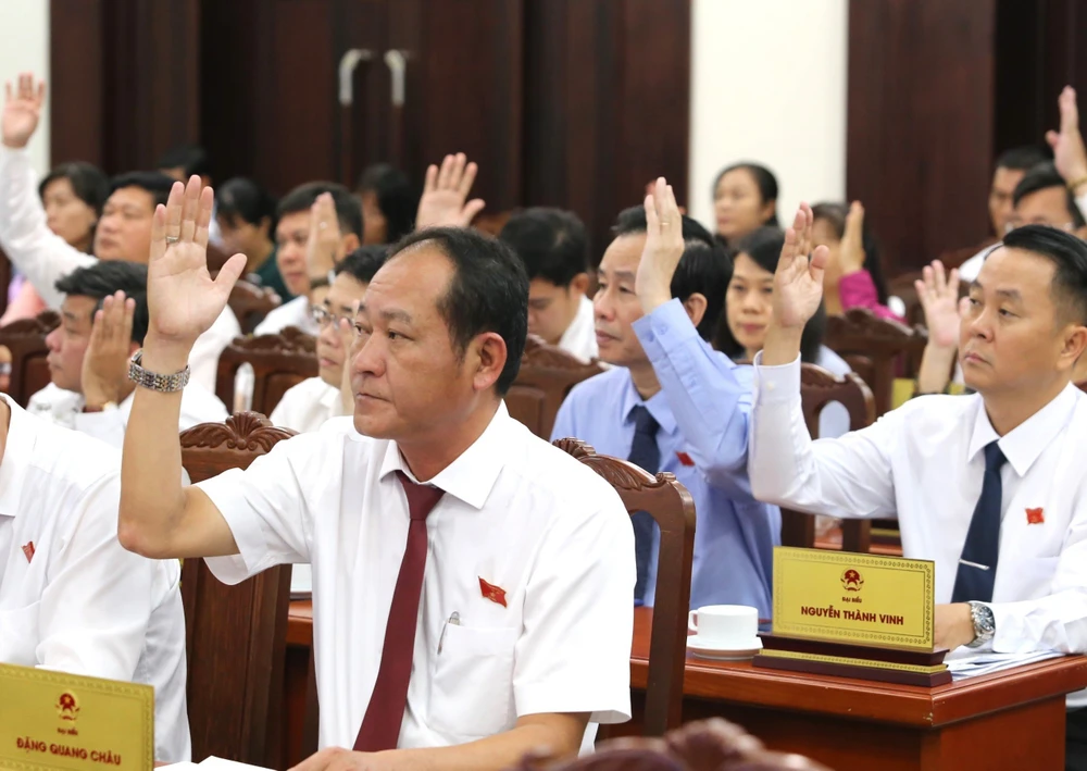 Đại biểu HĐND TP Thủ Đức biểu quyết miễn nhiệm chức danh đối với ông Nguyễn Hữu Anh Tứ. Ảnh: THANH TUYỀN Đại biểu HĐND TP Thủ Đức biểu quyết miễn nhiệm chức mien đối với ông Nguyễn Hữu Anh Tứ. .jpg