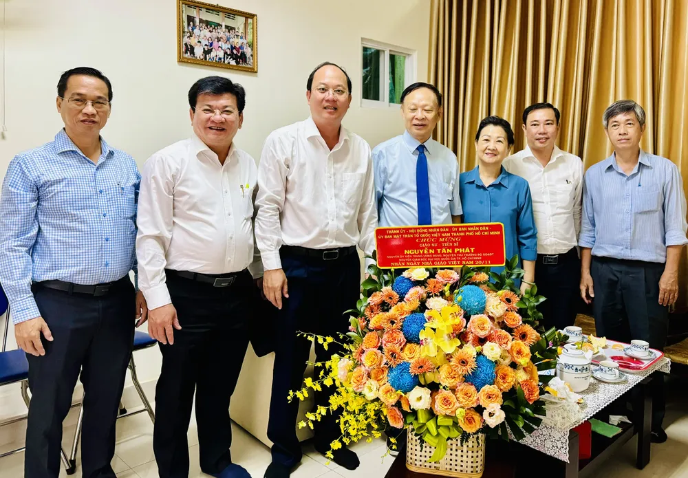 Lãnh đạo TP.HCM thăm, chúc mừng các nhà giáo nhân Ngày Nhà giáo Việt Nam