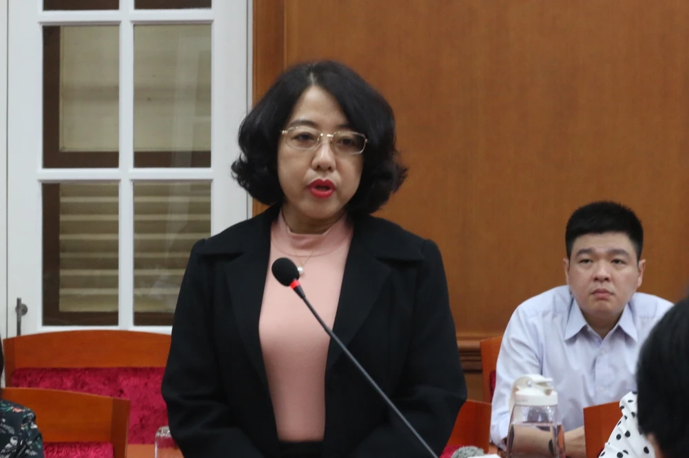 Phó Chủ tịch UBND quận 1 Mai Thị Hồng Hoa nêu ý kiến với đoàn giám sát. Ảnh: THANH TUYỀN giam-sat-co-so-kinh-doanh-karaoke-bar-vu-truong-quan-1-giay-phep-kinh-doanh (2).JPG