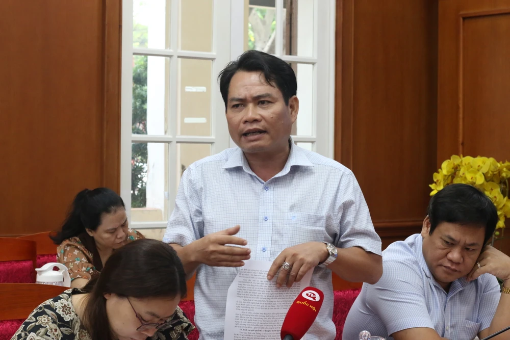 Chánh Thanh tra Sở VH&TT TP.HCM Phạm Văn Dũng tại buổi giám sát. Ảnh: THANH TUYỀN giam-sat-co-so-kinh-doanh-karaoke-bar-vu-truong-quan-1-giay-phep-kinh-doanh (3).JPG
