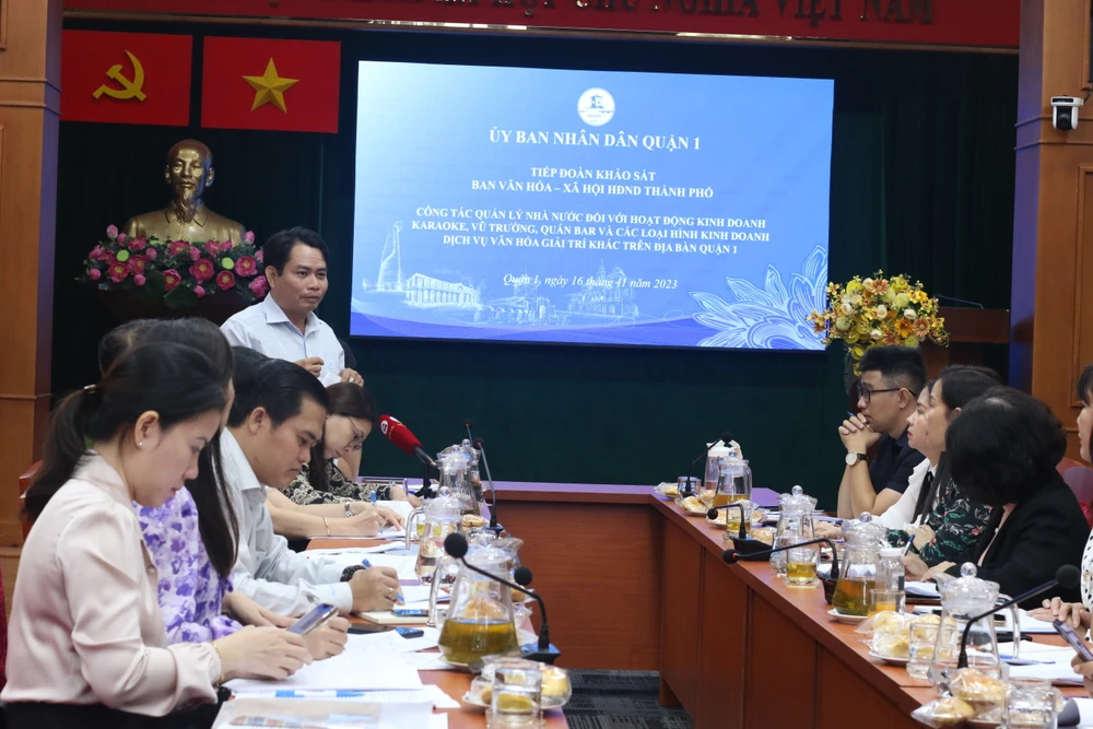 Ban văn hoá- xã hội, HĐND TP.HCM giám sát UBND quận 1. Ảnh: THANH TUYỀN giam-sat-co-so-kinh-doanh-karaoke-bar-vu-truong-quan-1-giay-phep-kinh-doanh.JPG