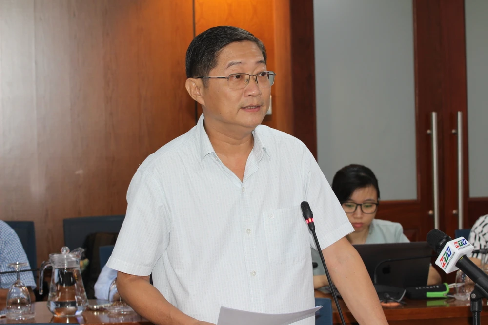 Ông Đỗ Ngọc Hải, Trưởng phòng Quản lý Vận tải đường bộ Sở GTVT TP.HCM trả lời thắc mắc của báo chí tại họp báo. Ảnh: THÀNH NHÂN Thành Bưởi sẽ được cấp phép hoạt động trở lại khi thỏa điều kiện