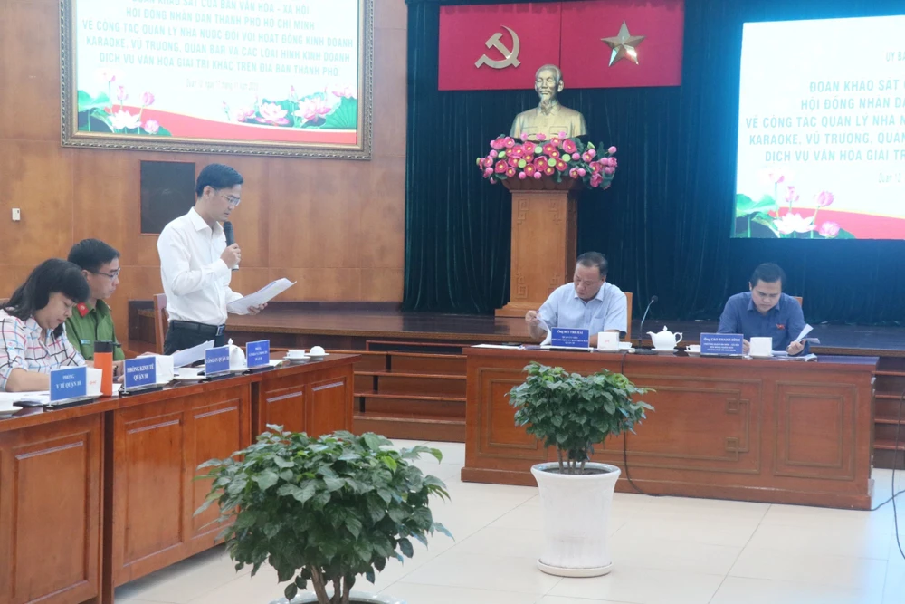 Đoàn giám sát ban văn hoá- xã hội, HĐND TP làm việc với quận 10. Ảnh: THANH THUỲ TP.HCM địa phương kêu khó thu hồi giấy phép kinh doanh các cơ sở karaoke, bar, vũ trường-giam-sat-karaoke-bar-vu-truong-giay-phep-kinh-doanh