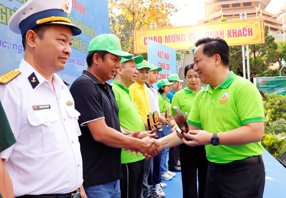 Chủ tịch UBND TP Thủ Đức tặng quà cho các đơn vị đồng hành cùng chương trình. Ảnh: THANH TUYỀN TP Thủ Đức: Đi bộ ven sông Sài gòn, góp hơn 18 tỉ đồng ủng hộ người nghèo-tp-thu-duc-bi-bo-gop-tien-ung-ho-nguoi-ngheo