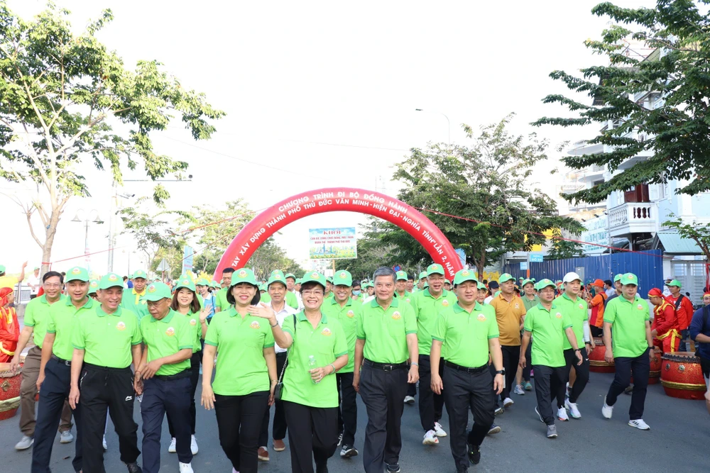 Lãnh đạo, nguyên lãnh đạo TP.HCM cùng tham gia chương trình sáng nay. Ảnh: THANH TUYỀN TP Thủ Đức: Đi bộ ven sông Sài gòn, góp hơn 18 tỉ đồng ủng hộ người nghèo-tp-thu-duc-bi-bo-quyen-gop-tien