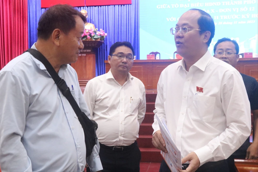 Phó Bí thư Thành uỷ TP.HCM Nguyễn Hồ Hải trao đổi với cử tri sau buổi tiếp xúc. Ảnh: THANH THUỲ Cử tri nói về vụ án Vạn Thịnh Phát và việc chống tham nhũng, tiêu cực tại TP.HCM-cư-tri-quan-11-noi-ve-vu-van-thinh-phat-va-tham-nhung