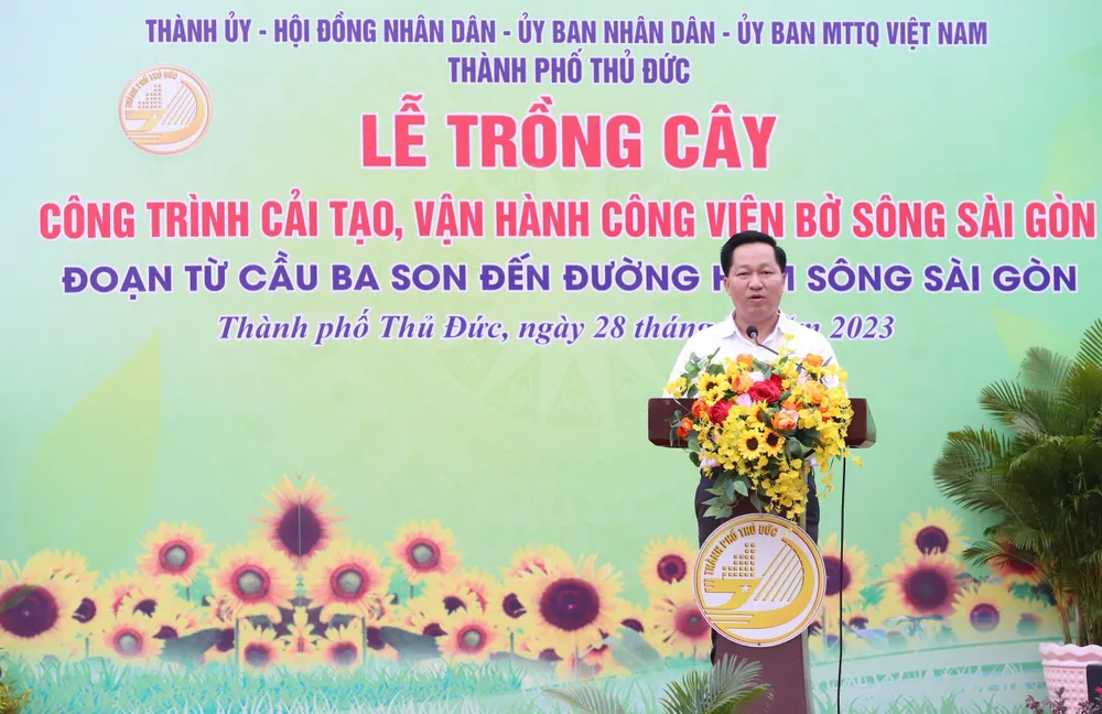 TP Thủ Đức phát động trồng cây với điểm nhấn 15.000 cây hướng dương dọc bờ sông Sài Gòn -thu-duc-trong-cay-doc-song-SG