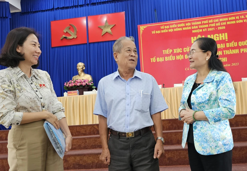 Chủ tịch HĐND TP.HCM Nguyễn Thị Lệ trao đổi với cử tri. Ảnh: THANH THUỲ Chủ tịch HĐND TP.HCM: Khắc phục tình trạng đất trống thì không quy hoạch, lại quy hoạch vào nhà dân-Chu-tich-HDND-TPHCM-tiep-xuc-cu-tri-cu-chi