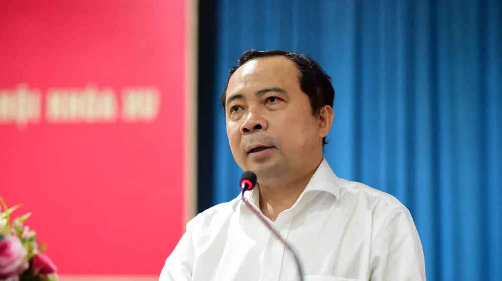 Giám đốc ĐH Quốc gia TP.HCM Vũ Hải Quân ghi nhận ý kiến của cử tri. Ảnh: THANH THUỲ Cử tri TP Thủ Đức phản ánh dụng cụ thổi nồng độ cồn gây mất vệ sinh -giam-doc-DH-Quoc-gia-tphcm-vu-hai-quan