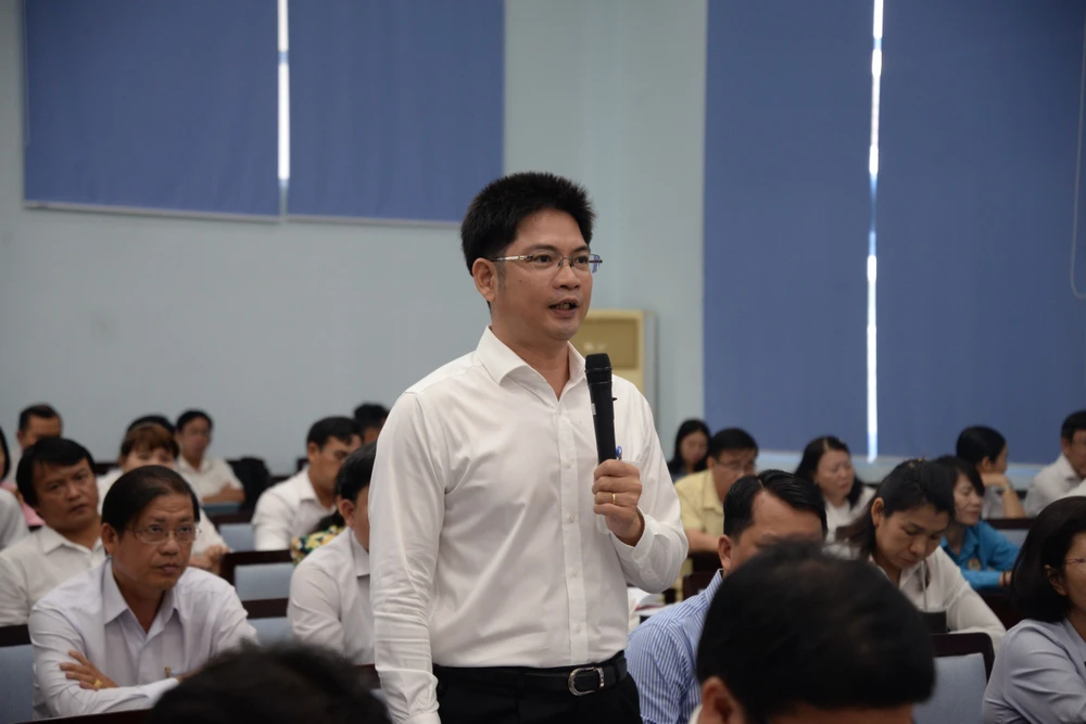 Giám đốc Trung tâm phát triển hạ tầng kỹ thuật TP Thủ Đức nêu nhiều vấn đề về hạ tầng tại Thủ Đức. Ảnh: THANH THUỲ TP Thủ Đức: 200 dự án đầu tư chưa bàn giao hạ tầng, người dân kêu ca nhưng chưa có hướng giải quyết-ogn-luu-van-tan-trung-tam-phat-trien-ha-tang-ki-thuat.jpg