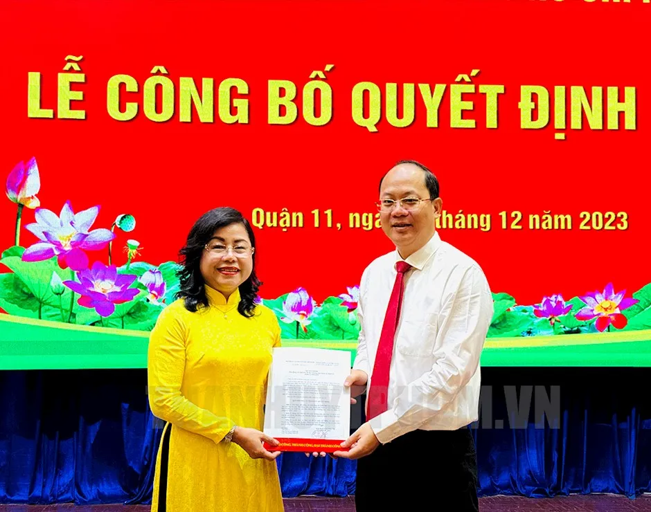 Phó Bí thư Thành ủy TP.HCM Nguyễn Hồ Hải đã trao quyết định của Ban Thường vụ Thành ủy TP.HCM về việc tiếp nhận, điều động, chỉ định bà Trần Hải Yến-ba-tran-hai-yen-giu-chuc-vu-pho-bi-thu-thuong-truc-quan-uy-quan-11-1993.jpg