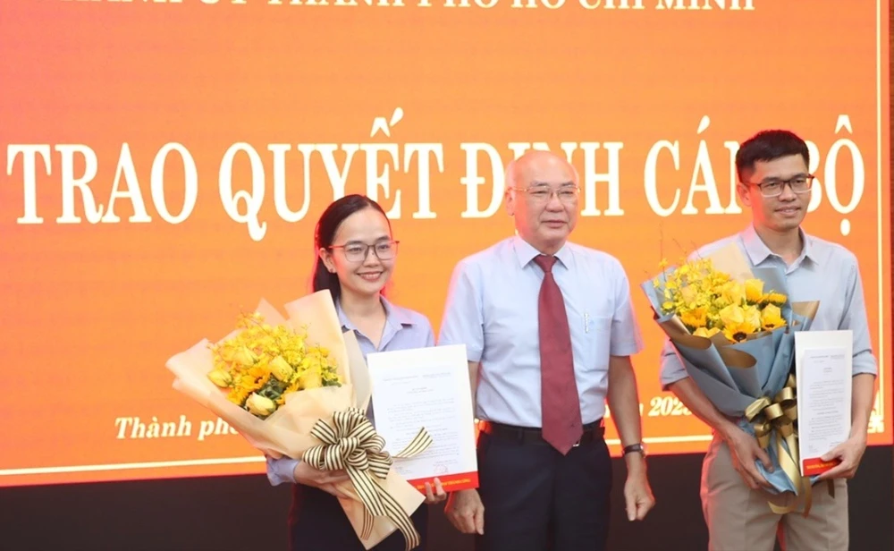 Thành uỷ TP.HCM bổ nhiệm hai Phó Giám đốc Nhà xuất bản Tổng hợp TP.HCM-thanh-uy-tphcm-trao-nhan-su-nxb-tong-hop-tphcm-4877-458.jpg