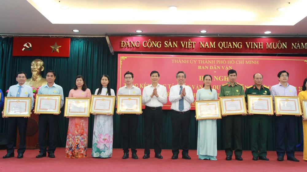Dịp này, Ban dân vận Thành ủy TP.HCM đã tặng giấy khen cho 42 tập thể và 15 cá nhân có thành tích xuất sắc trong công tác dân vận và thực hiện quy chế dân chủ ở cơ sở năm 2023. Ảnh: THANH THUỲ Công tác dân vận TP.HCM cần ngăn không để nảy sinh các vấn đề mới, phức tạp-tong-ket-cong-tac-dan-van-2023.jpg