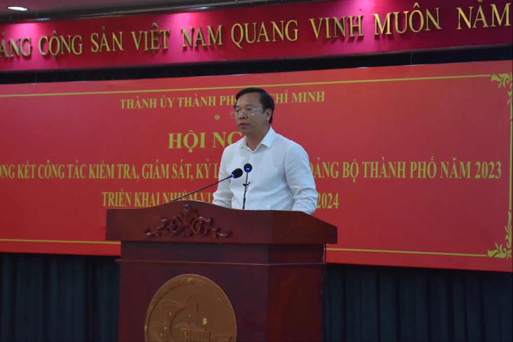 Bí thư quận Bình Tân Huỳnh Khắc Điệp trao đổi tại hội nghị. Ảnh: THANH THUỲ 'Không tự kiểm tra khiến vi phạm nhỏ thành vi phạm to, có những vi phạm trở thành tội phạm'-UBKTTU-tphcm.JPG