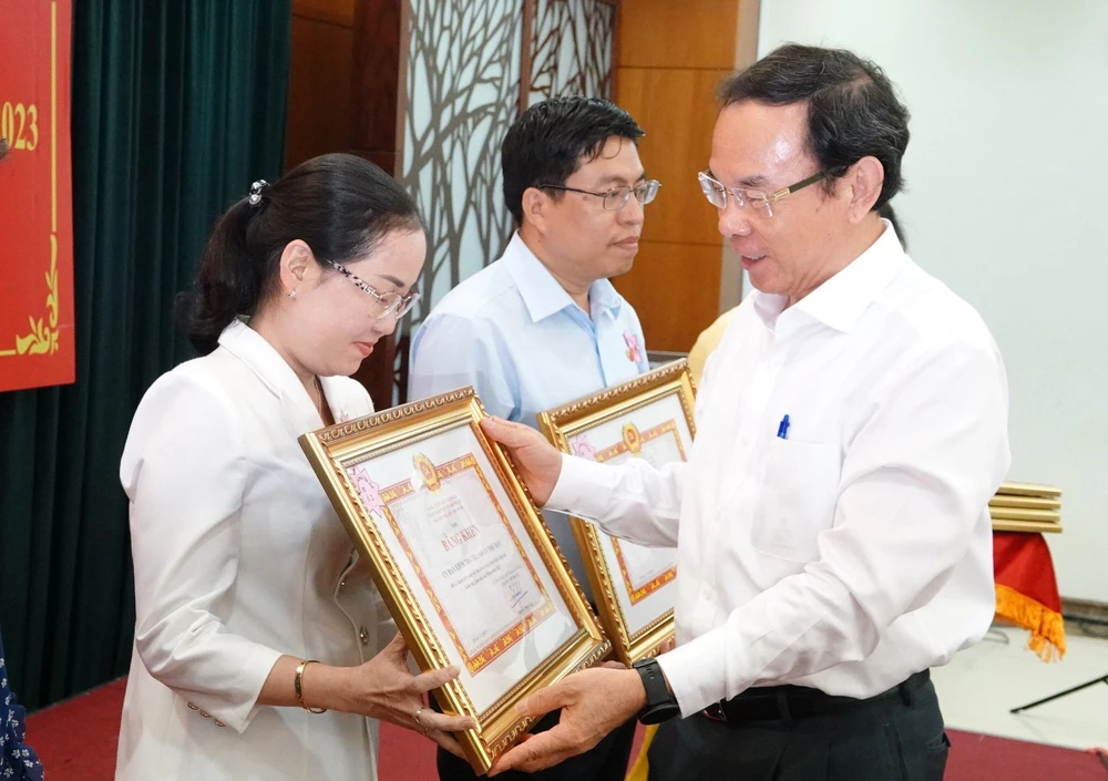 Bí thư Thành uỷ TP.HCM Nguyễn Văn Nên tặng bằng khen cho các cá nhân có thành tích xuất sắc trong công tác kiểm tra, giám sát, kỷ luật Đảng. Ảnh: THANH THUỲ "Không tự kiểm tra khiến vi phạm nhỏ thành vi phạm to, có những vi phạm trở thành tội phạm"-kiểm-soat-tai-san-can-bo-tphcm.jpg