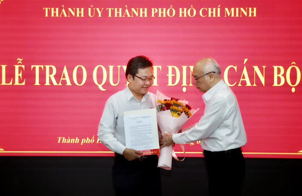 Ông Lê Cao Cường làm Phó Tổng biên tập Báo Người Lao Động thanh-uy-tphcm-trao-nhan-su-bao-nguoi-lao-dong.jpg