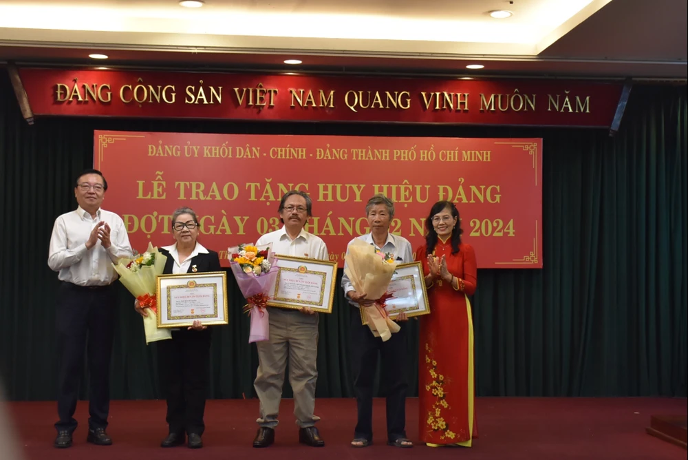 Đảng ủy Khối Dân - Chính - Đảng TP.HCM trao huy hiệu đảng cho 31 đảng viên dịp 3-2