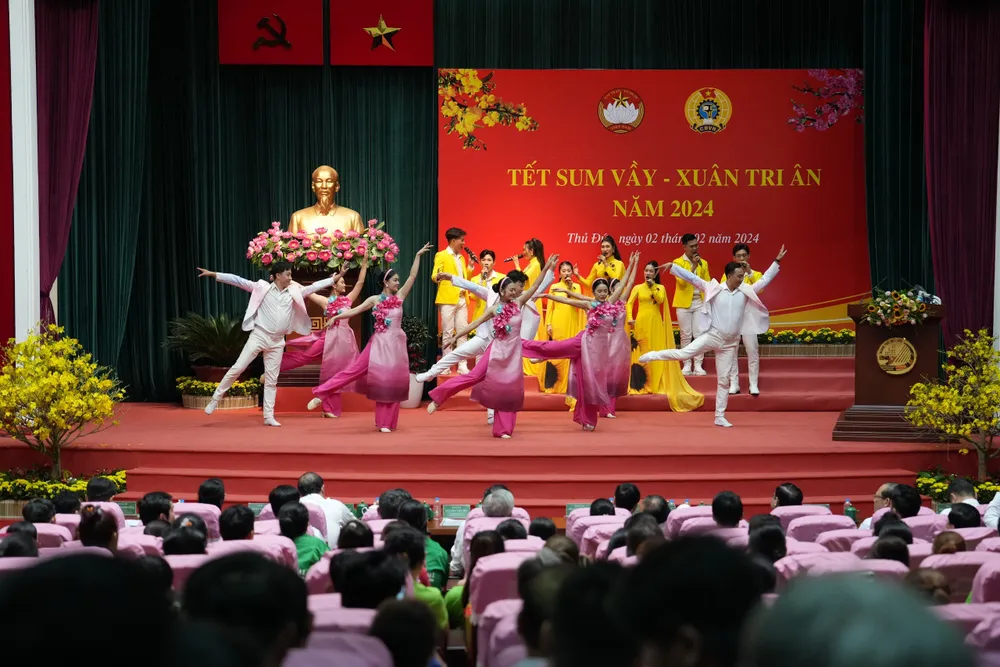 Chủ tịch nước chia sẻ với công nhân, người lao động khó khăn, không thể về quê dịp Tết-chu-tich-nuoc-tang-qua-cho-cong-nhan-tai-thu-duc.jpg