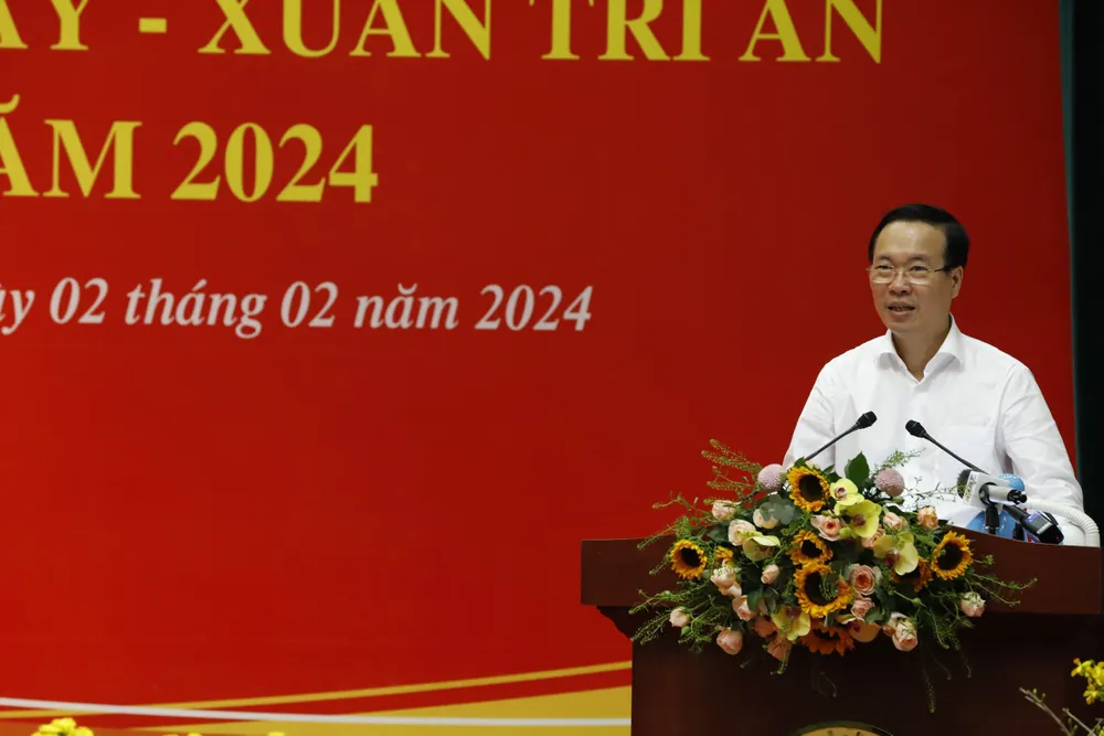 Chủ tịch nước chia sẻ với công nhân, người lao động khó khăn, không thể về quê dịp Tết-chu-tich-nuoc-tang-qua-tet-tai-thu-duc.jpg