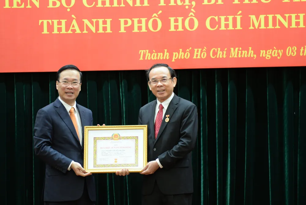 Chủ tịch nước trao huy hiệu 45 năm tuổi Đảng cho Bí thư Thành uỷ TP.HCM Nguyễn Văn Nên-chu-tich-nuoc-trao-huy-hieu-dang-bt-nguyen-van-nen (3).jpg