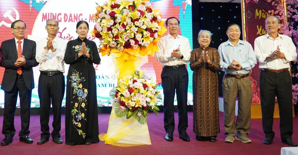 Ấm áp buổi họp mặt đầu xuân của các chiến sĩ cách mạng bị địch bắt, tù đày-ban-lien-lac-cuu-tu-bi-dich-bat-tu-day-tet-giap-thin-2024 (3).jpg