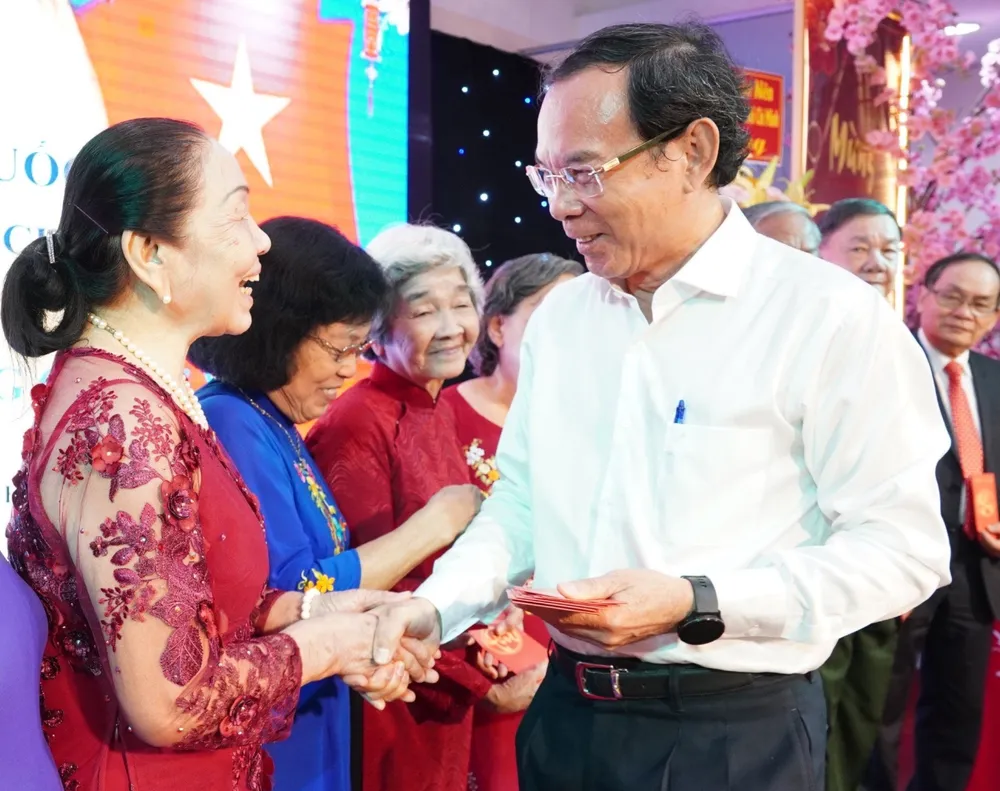 Ấm áp buổi họp mặt đầu xuân của các chiến sĩ cách mạng bị địch bắt, tù đày-ban-lien-lac-cuu-tu-bi-dich-bat-tu-day-tet-giap-thin-2024 (4).jpg