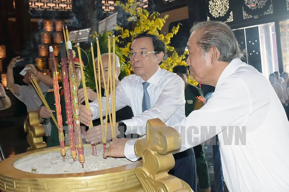 TP.HCM: Tiếp nối tinh thần, ý chí của thế hệ cha anh trên mảnh đất Sài Gòn - Chợ Lớn - Gia Định-lanh-dao-tphcm-dang-huong-dang-hoa-sai-gon-cho-lon-gia-dinh.jpg