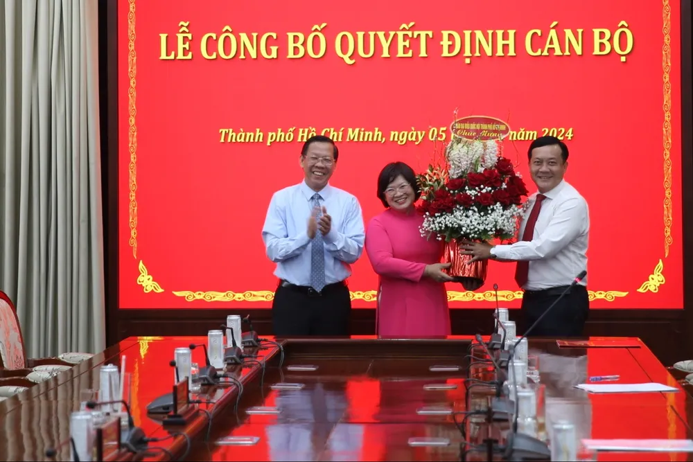 Bà Văn Thị Bạch Tuyết được Ban Thường vụ Thành ủy TP. HCM điều động, phân công giữ chức Trưởng Ban Tổ chức Thành ủy TP vào hồi tháng 3-2024. Ảnh: THANH THUỲ Ban Thường vụ Thành uỷ TP.HCM bổ sung 2 nhân sự vào Ban Chỉ đạo phòng, chống tham nhũng, tiêu cực TP.HCM-BI-THU-NGUYEN-VAN-NEN-TRAO-QUYET-DINH-TRUONG-BAN-TO-CHUC-THANH-UY (2).jpg