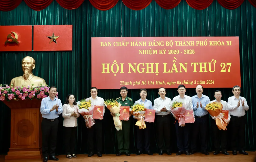 Ban Chấp hành Đảng bộ TP.HCM bổ sung 5 Thành uỷ viên -trao-quyet-dinh-nhan-su-ban-chap-hanh-dang-bo-tphcm.jpg