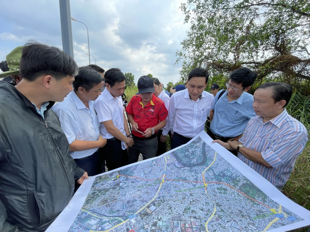 Phó Chủ tịch UBND TP Thủ Đức Mai Hữu Quyết dẫn đầu đoàn khảo sát dự án vành đai 2 (đoạn từ Võ Chí Công đến Võ Nguyên Giáp và Phạm Văn Đồng, chiều 29-2. Ảnh: PLO TP Thủ Đức chính thức biệt phái 5 công chức địa chính, giúp đẩy nhanh tiến độ dự án Vành đai 2-TP-Thu-duc-biet-phai-cong-chuc-dia-chinh-du-an-vanh-dai-2 (2).jpg