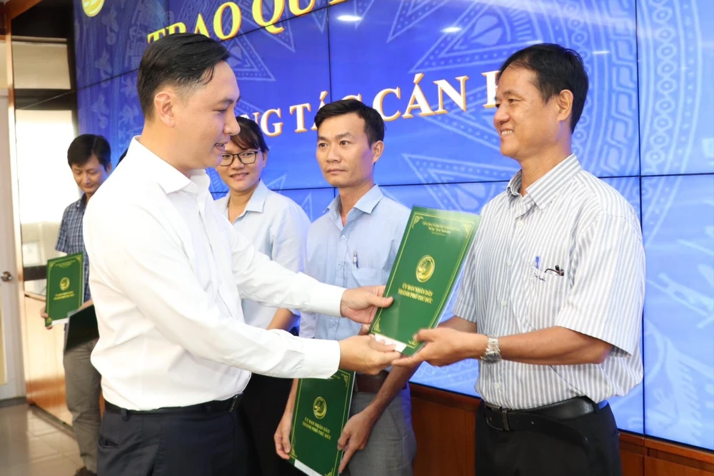 Phó Chủ tịch UBND TP Thủ Đức Mai Hữu Quyết trao quyết định cho các công chức địa chính. Ảnh: THANH THUỲ TP Thủ Đức biệt phái 5 công chức địa chính, giúp đẩy nhanh tiến độ dự án Vành đai 2