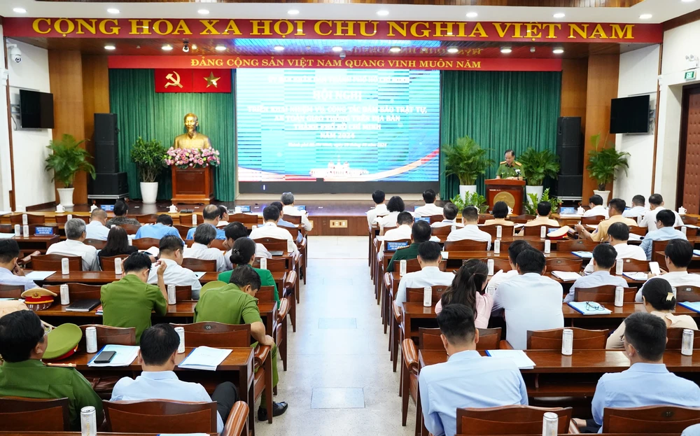 Hội nghị triển khai nhiệm vụ, công tác đảm bảo trật tự an toàn giao thông (TTATGT) trên địa bàn TP.HCM năm 2024. Ảnh: THUẬN VĂN TP.HCM: Quận 1 sẽ thí điểm phần mềm đăng kí sử dụng, thu phí vỉa hè và nộp phí trong tháng 4-tong-ket-an-toan-giao-thong-tphcm-thu-phi-via-he.jpg