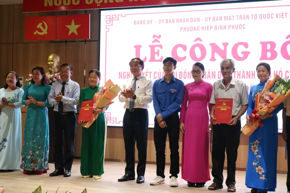 Bí thư Thành uỷ TP.HCM Nguyễn Văn Nên dự lễ công bố Nghị quyết 11 của HĐND TP.HCM tại phường Hiệp Bình Phước, TP Thủ Đức. Ảnh: THANH TUYỀN Thành ủy TP.HCM: Tên gọi khu phố, ấp mới phải phù hợp lịch sử -bi-thu-nen-du-le-thanh-lap-khu-pho-ap-thu-duc (3).JPG