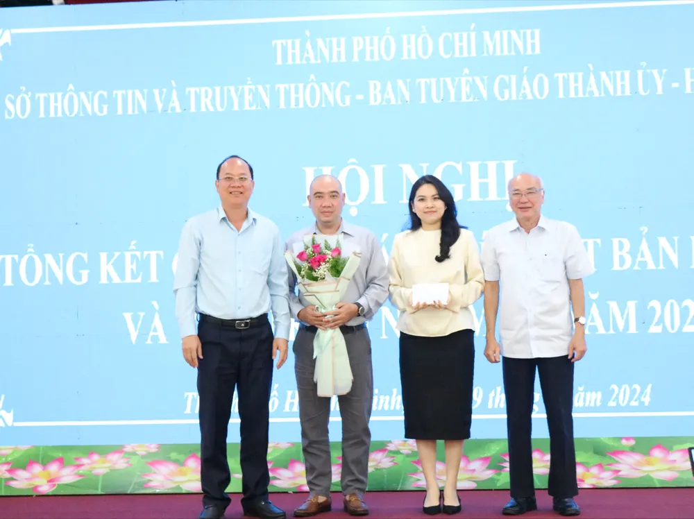 Phó Bí thư Thường trực Thành ủy TP.HCM Nguyễn Hồ Hải và Trưởng ban Tuyên giáo Thành ủy Phan Nguyễn Như Khuê trao thưởng nhóm tác giả đạt giải Búa liềm vàng lần thứ 8-2023. Ảnh: THANH TUYỀN TP.HCM: Không để các cơ quan báo chí giảm sức chiến đấu vì sắp xếp lại-tphcm-tong-ket-hoat-dong-bao-chi (6).JPG