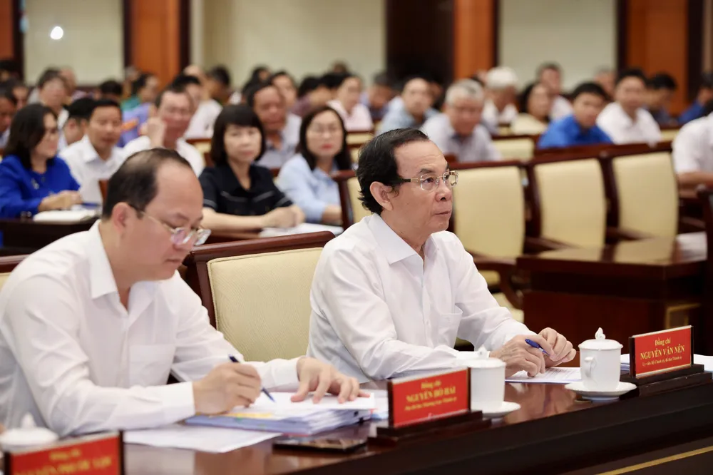 Bí thư TP.HCM Nguyễn Văn Nên yêu cầu tăng cường xử lý các nguồn thông tin theo Quy định 1374 và Quy định 1629. Ảnh: NGUYỆT NHI TP.HCM chống tham nhũng, không để vi phạm của một người trở thành vi phạm của tập thể -hoi-nghi-quan-triet-quy-dinh-phong-chong-tham-nhung (4).jpg